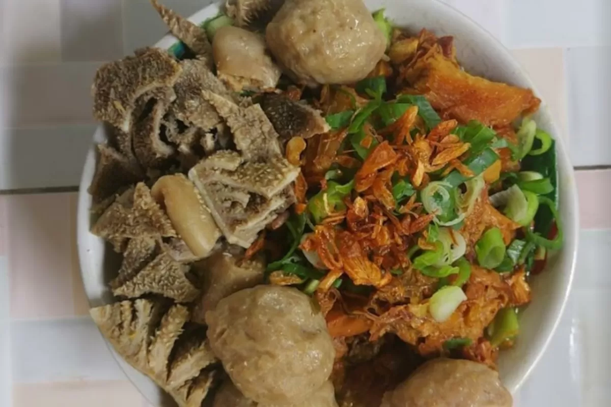 Bakso Pego Ciwiru: Rahasia Rasa yang Menggigit Jiwa di Jl. Tongkol